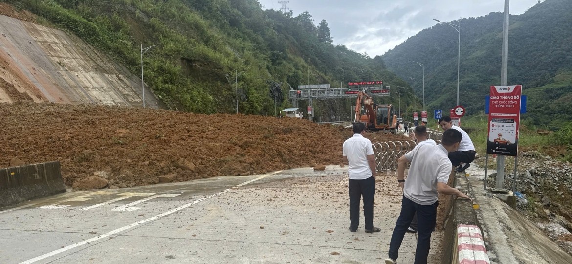 Sạt lở 2.000m³ đất đá vùi lấp trạm BOT lên cầu Móng Sến