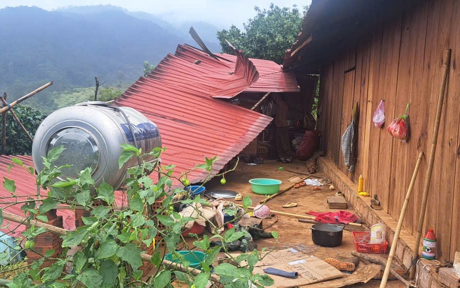 mua lon gay sat lo, toc mai nhieu nha dan o mien nui phia tay quang ngai hinh anh 2