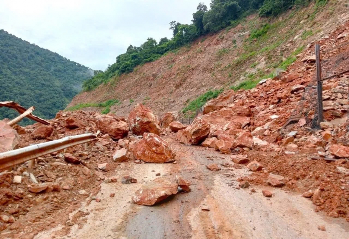 Da khung lan tren nui chan ngang duong doc dao o nghe an hinh anh 1