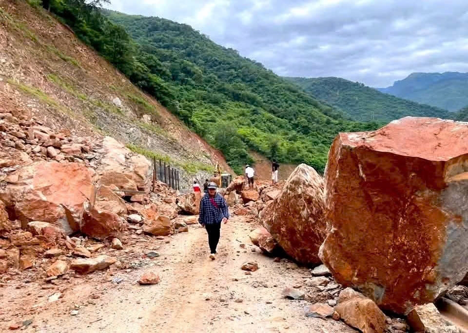 Da khung lan tren nui chan ngang duong doc dao o nghe an hinh anh 2