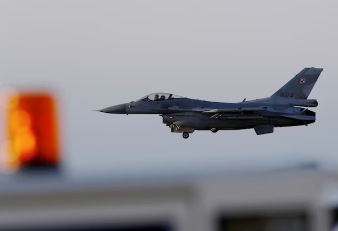 ba lan dieu f-16 chan may bay trinh sat nga tren bien baltic hinh anh 1