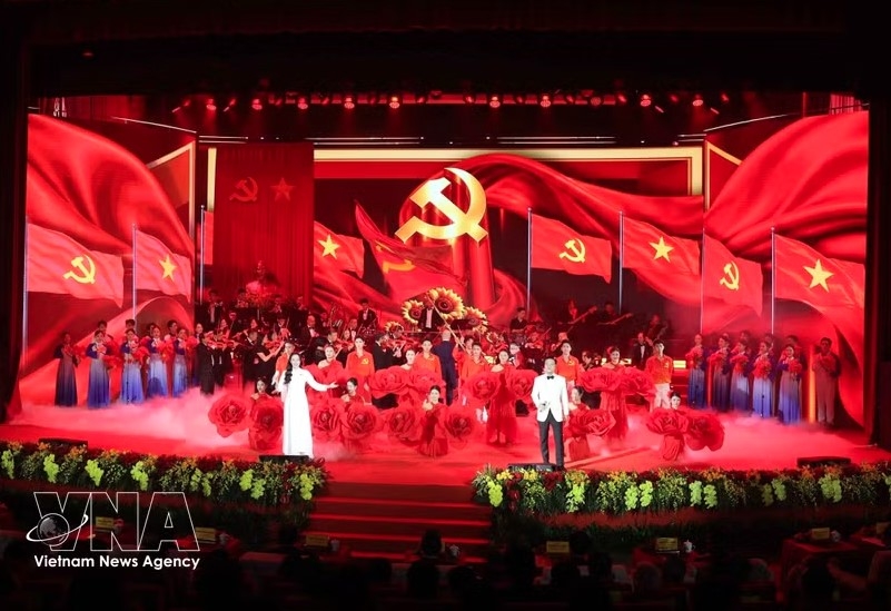 top leader attends ceremony announcing establishment of quang ninh city picture 1