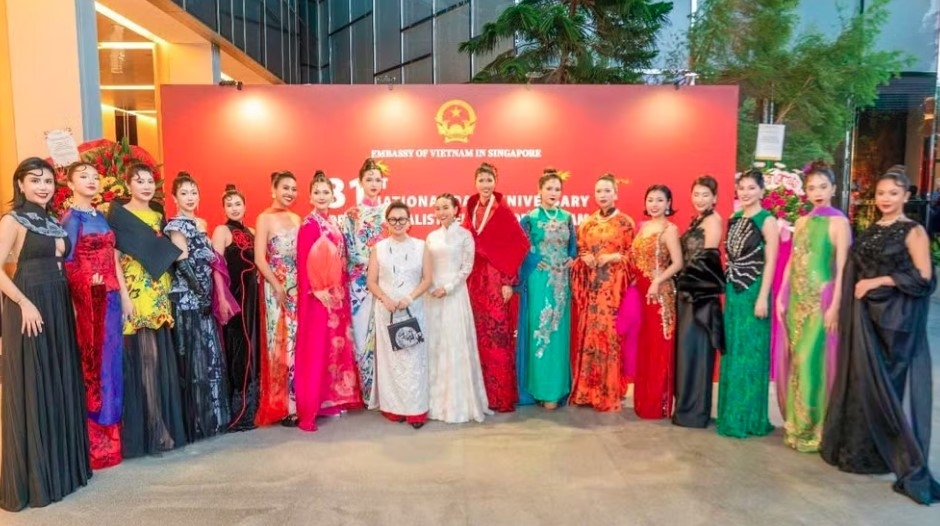 vietnamese ao dai bridges cultural ties between vietnam and singapore picture 1