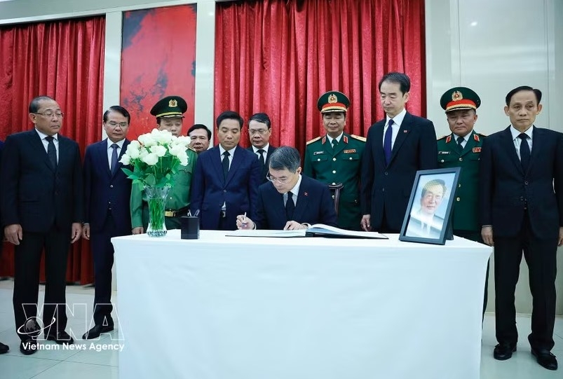 prime minister le minh hung pays tribute to former chinese premier picture 1