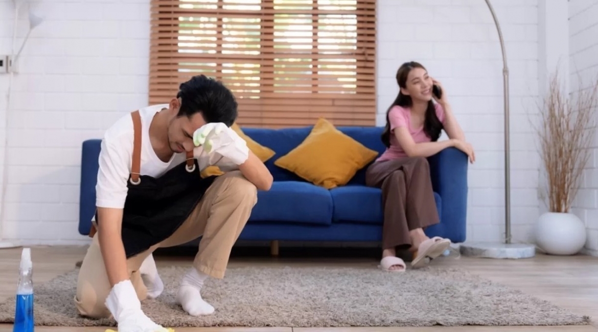 lay vo tre hon 12 tuoi, toi kiet suc vi phai rua bat, lau nha phuc vu cong chua hinh anh 1
