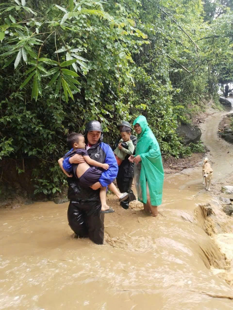 bo doi bien phong thanh hoa khan truong di doi dan khoi vung sat lo hinh anh 3