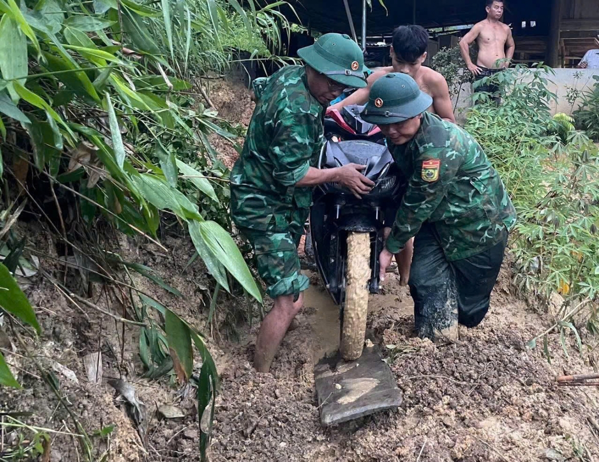 Bộ đội Biên phòng Thanh Hóa khẩn trương di dời dân khỏi vùng sạt lở