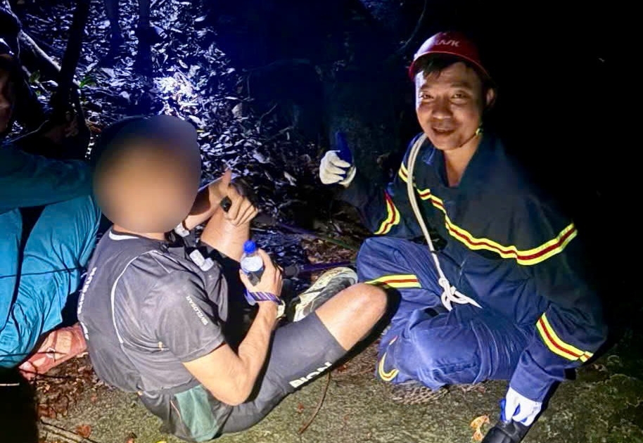 cuu nguoi di lac giua rung son tra trong dem mua lon hinh anh 1