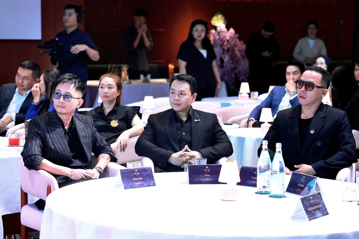soobin, binz dung chung san khau voi 2 nghe si quoc te tung gianh grammy hinh anh 3