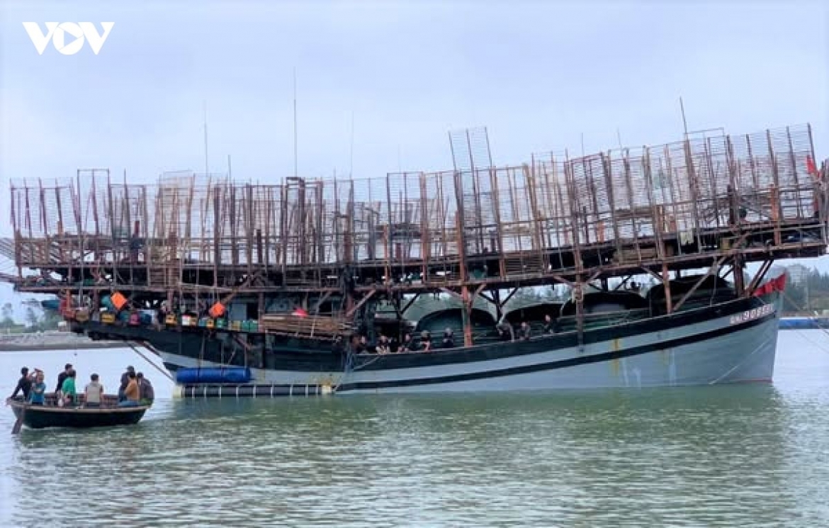 vietnam searches for fishing boat carrying 50 people missing at sea picture 1