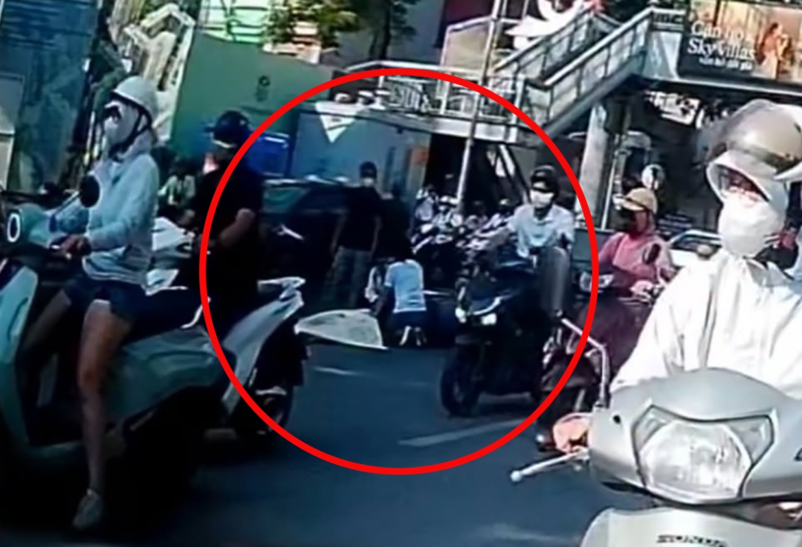 xe buyt va cham xe may tren duong nguyen trai ha noi khien mot chau be tu vong hinh anh 1