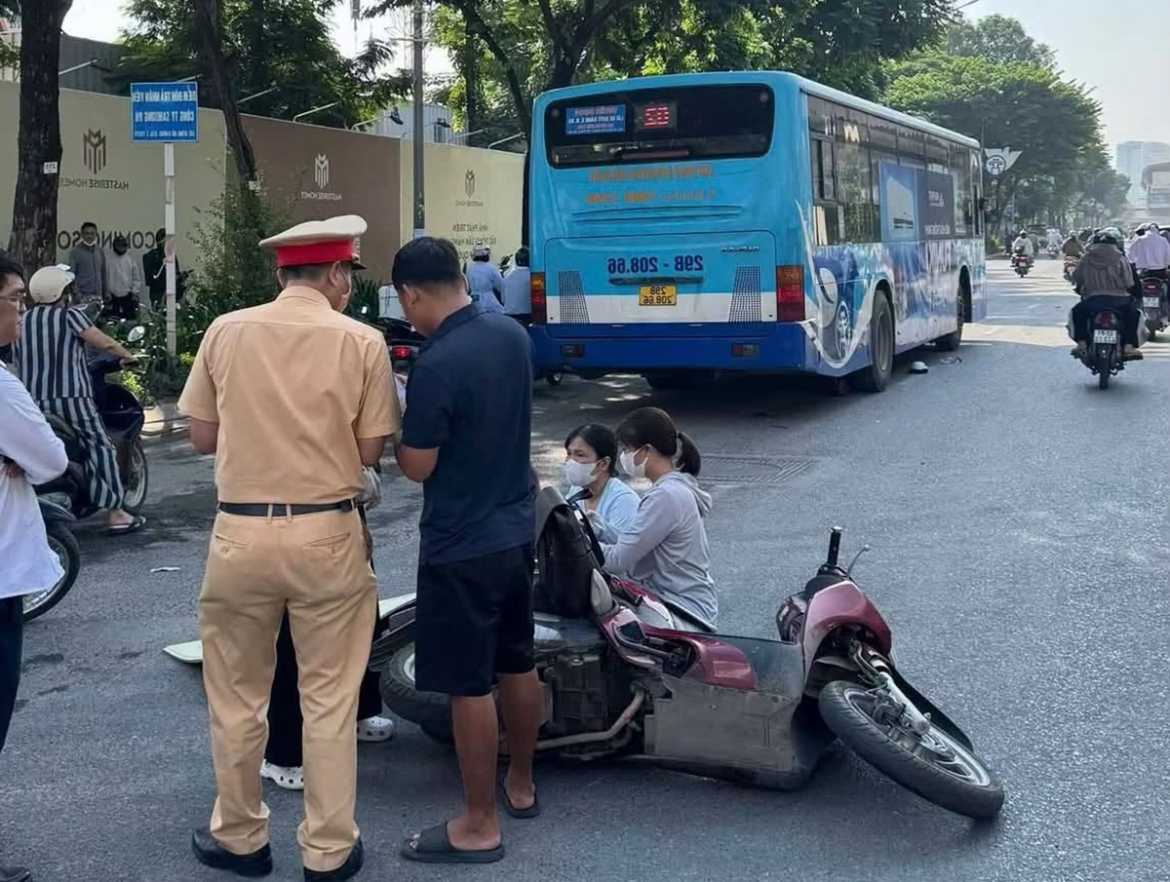 xe buyt va cham xe may tren duong nguyen trai ha noi khien mot chau be tu vong hinh anh 2