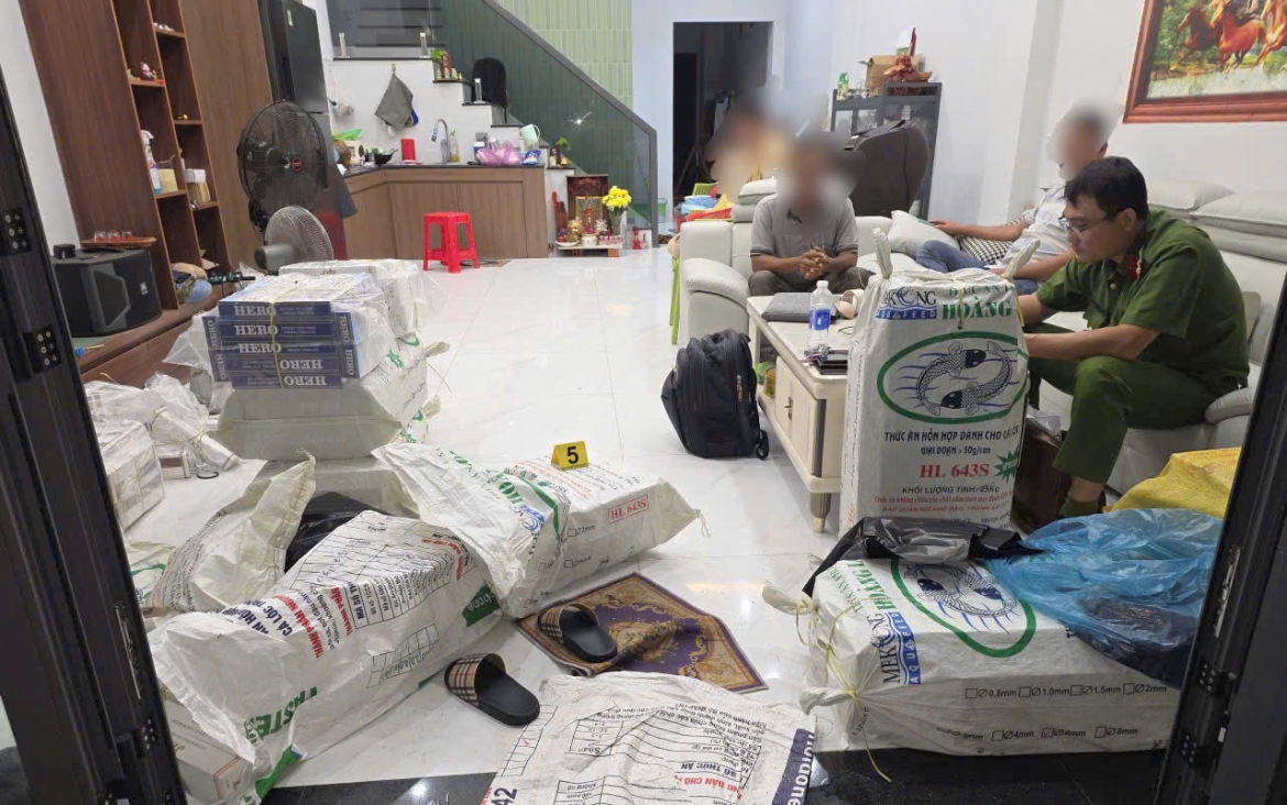 can tho bat 4 doi tuong, thu giu gan 30.000 bao thuoc la lau hinh anh 2