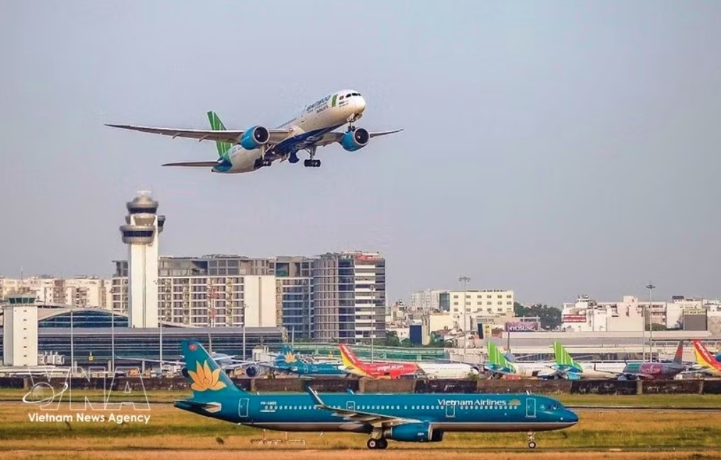 tan son nhat temporarily restricts flights after uav sighting picture 1