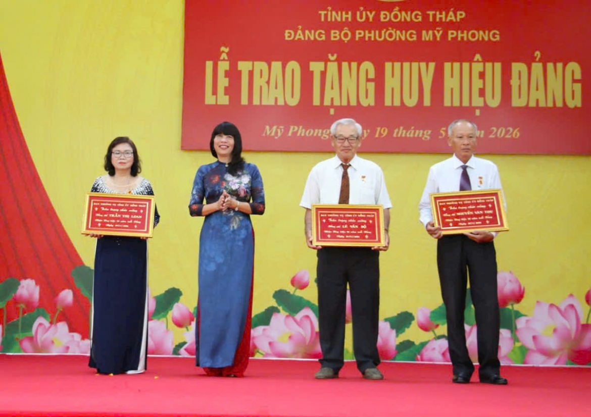 Dong thap trao, truy tang huy hieu Dang cho hon 6.200 dang vien hinh anh 2