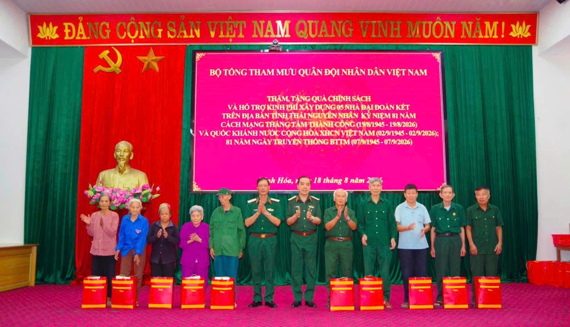 bo tong tham muu tang qua gia dinh co hoan canh kho khan tai thai nguyen hinh anh 5