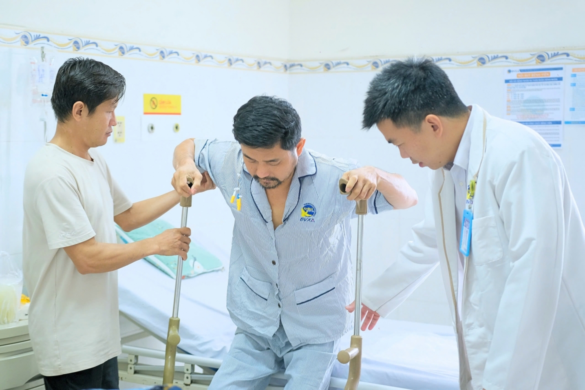 suyt mat chan vi can benh hiem bi nham voi viem xuong hinh anh 2