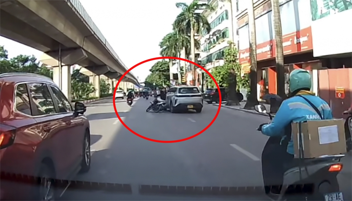 xac minh clip o to, xe may chan dau, danh vong, tat dau nhau tren duong pho ha noi hinh anh 2