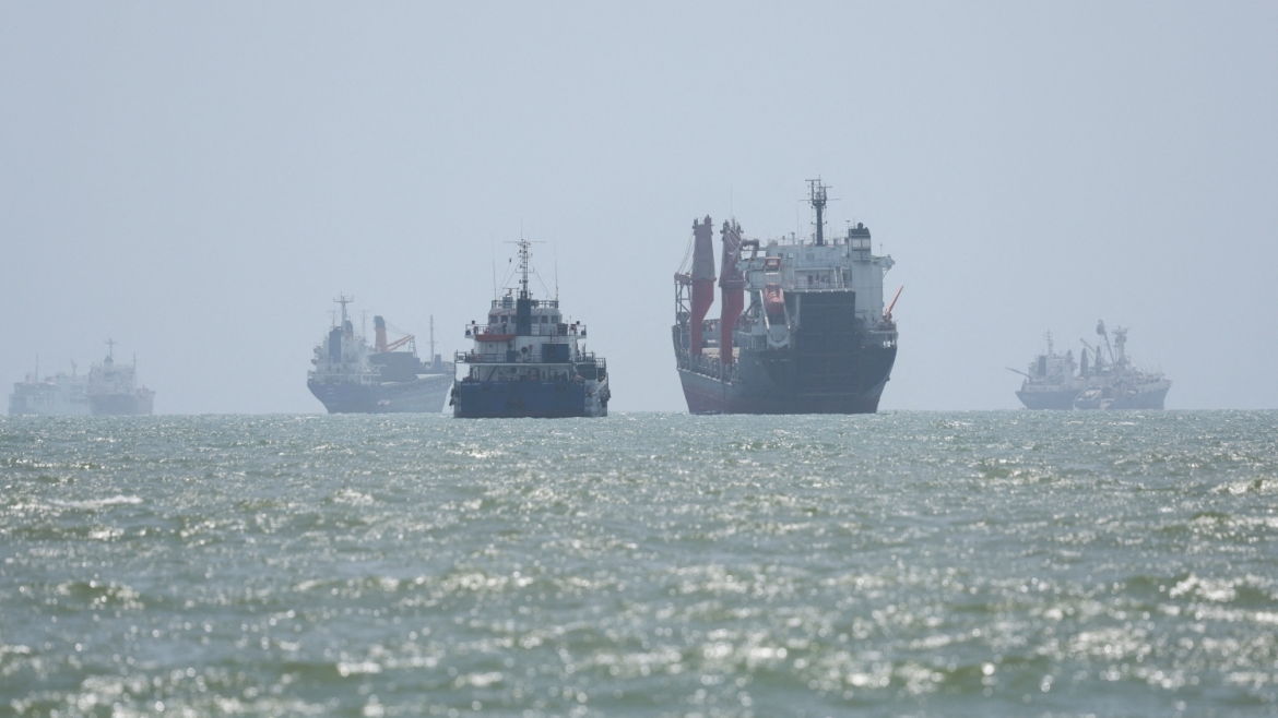 tau hang di qua eo hormuz xuong thap ky luc hinh anh 1