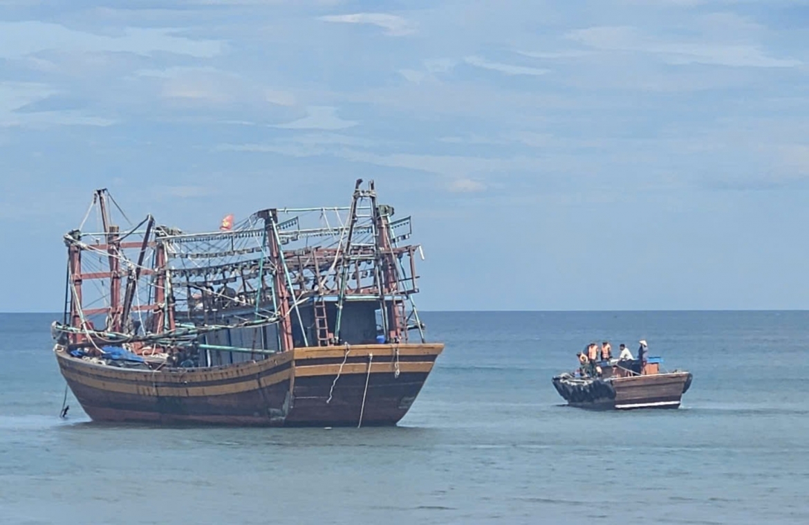 cuu ho tau ca cung 2 thuyen vien bi mac can o bai tam cua tung, quang tri hinh anh 1