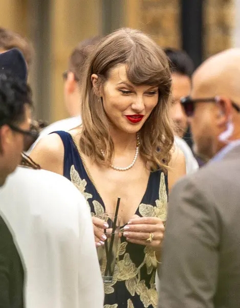 taylor swift gay chu y voi nhan cuoi khi xuat hien mot minh hinh anh 1