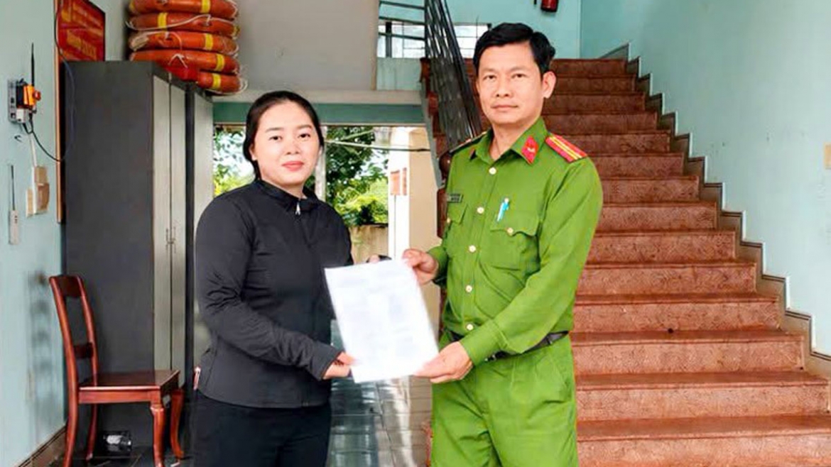 bat ngo nhan lai 100 trieu dong chuyen nham hinh anh 1