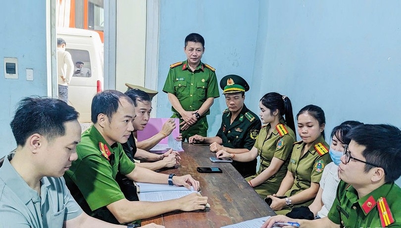 bat giu doi tuong truy na dac biet, cam dau duong day lua dao va mua ban nguoi hinh anh 2