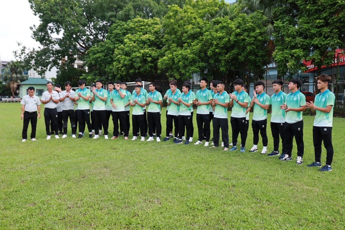 tre ha noi fc chuyen giao cho thai nguyen fc trao bong da cho mot que huong hinh anh 2