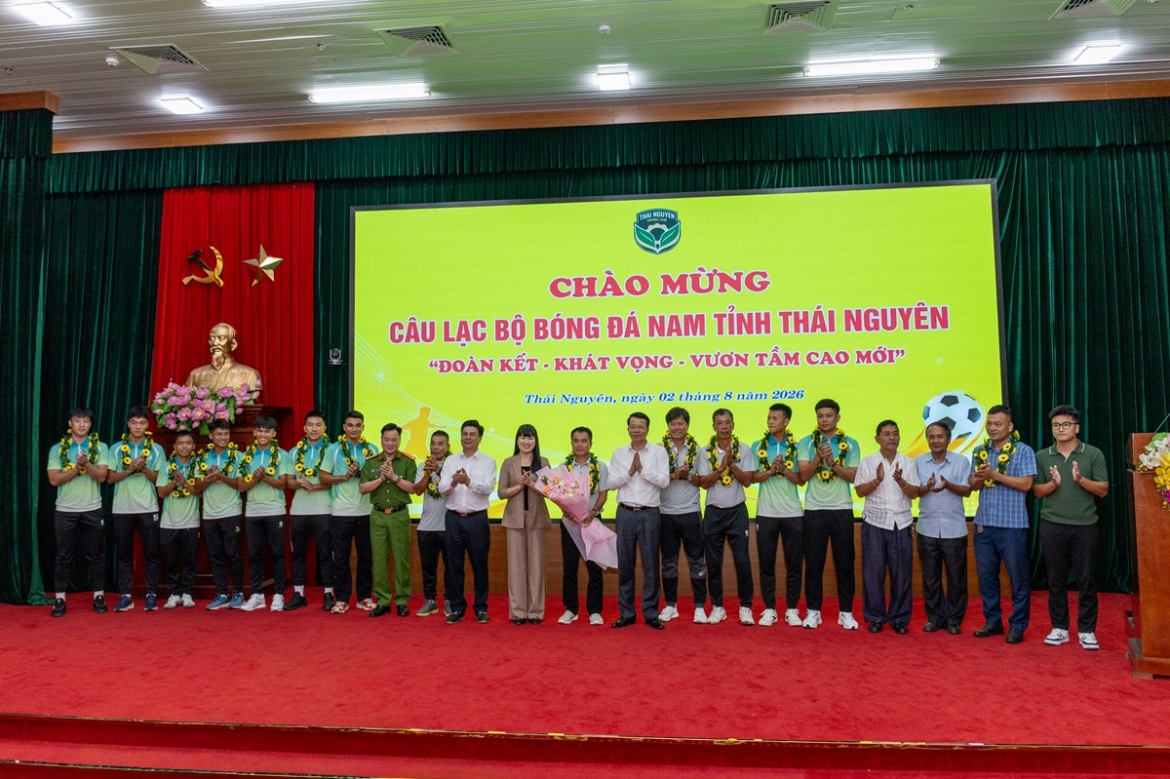 tre ha noi fc chuyen giao cho thai nguyen fc trao bong da cho mot que huong hinh anh 4