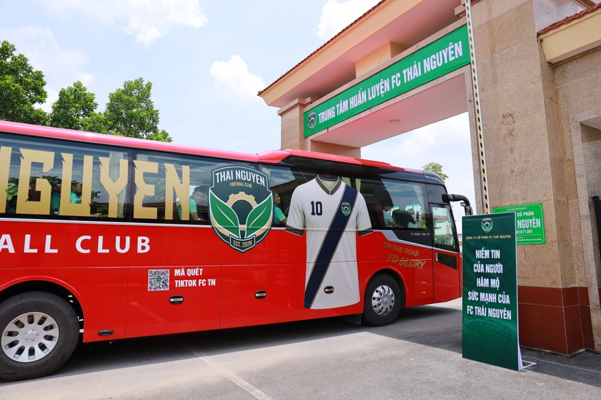 tre ha noi fc chuyen giao cho thai nguyen fc trao bong da cho mot que huong hinh anh 5