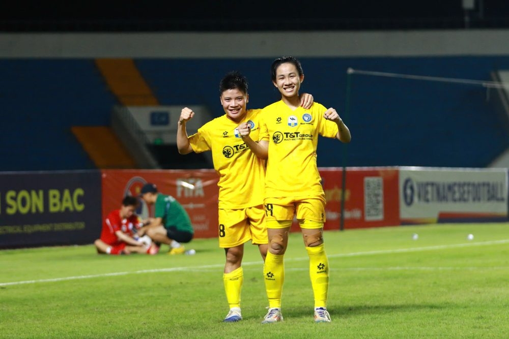 tre ha noi fc chuyen giao cho thai nguyen fc trao bong da cho mot que huong hinh anh 3