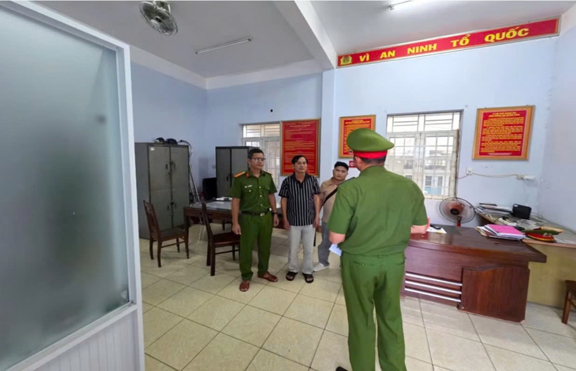 khoi to 3 doi tuong dua, nhan hoi lo de khai thac vang trai phep hinh anh 1