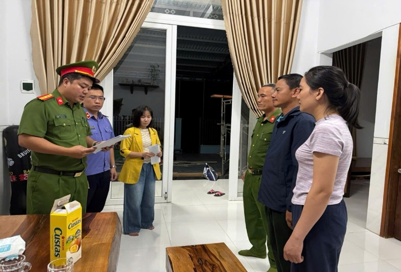 Khởi tố 3 đối tượng đưa, nhận hối lộ để khai thác vàng trái phép