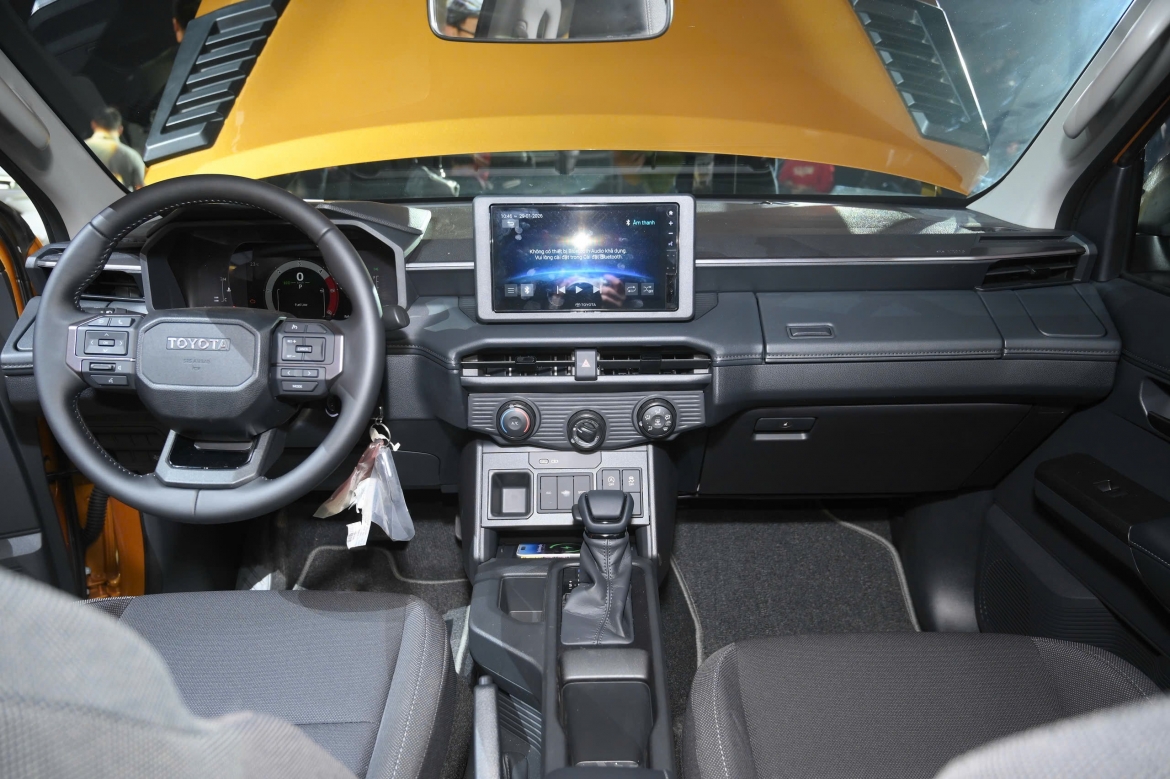 toyota hilux giam gia 40 trieu dong, tang suc ep len ford ranger hinh anh 3