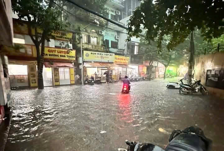ha noi ngap cuc bo sau mua lon, giao thong chat vat gio tan tam hinh anh 3