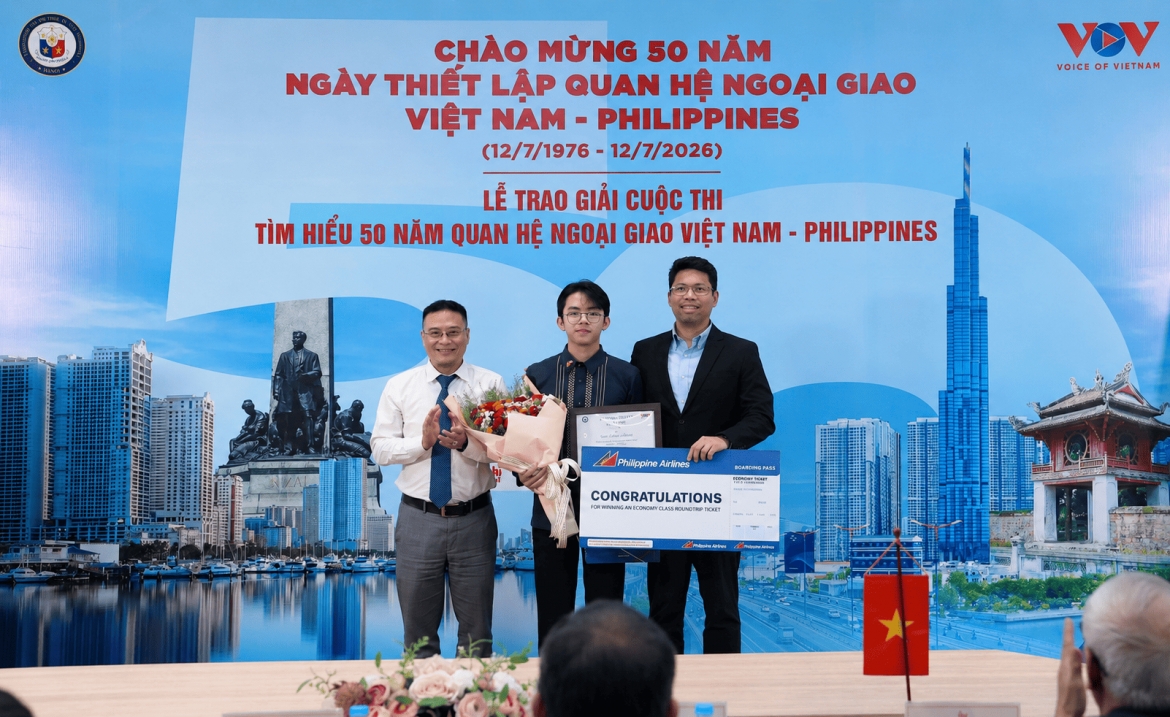 nam sinh tp.hcm doat giai nhat cuoc thi tim hieu 50 nam quan he viet nam - philippines hinh anh 8