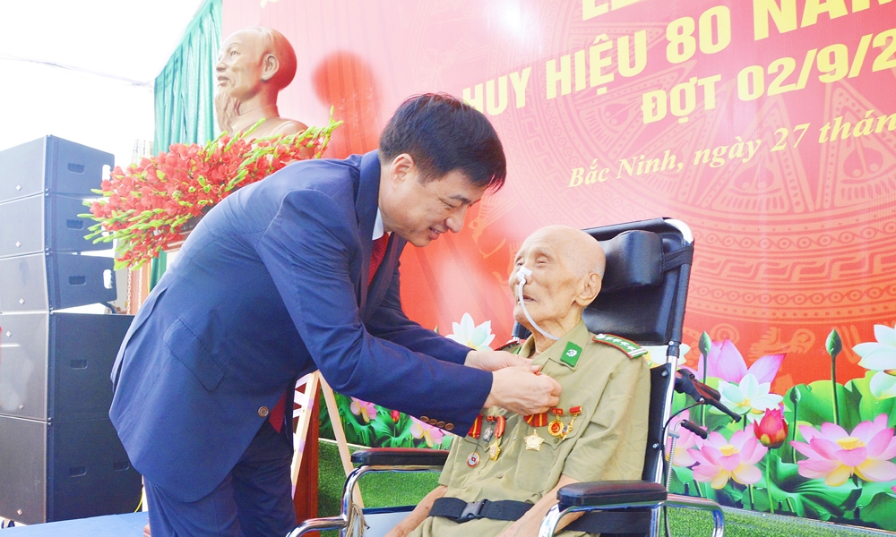 truong ban to chuc trung uong trao tang huy hieu 80 nam tuoi cho dang vien hinh anh 3