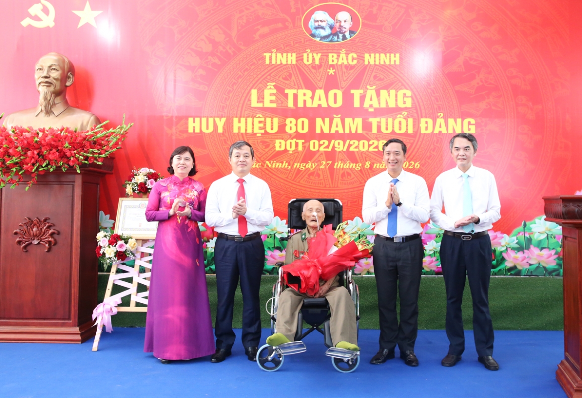 truong ban to chuc trung uong trao tang huy hieu 80 nam tuoi cho dang vien hinh anh 4