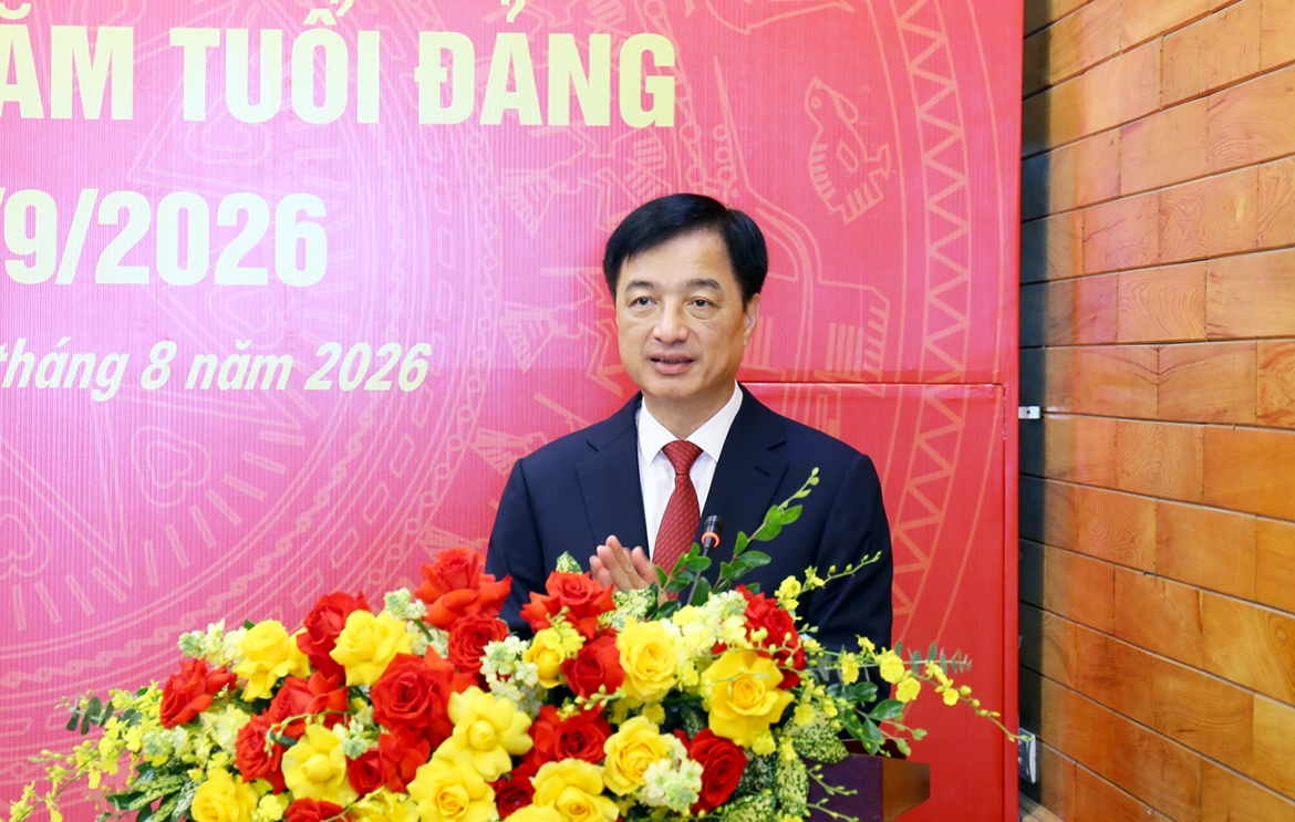 truong ban to chuc trung uong trao tang huy hieu 80 nam tuoi cho dang vien hinh anh 2
