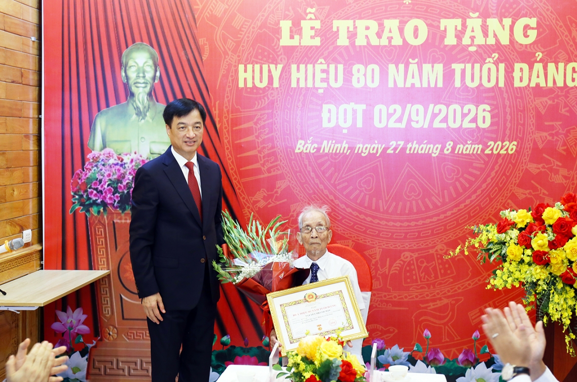 truong ban to chuc trung uong trao tang huy hieu 80 nam tuoi cho dang vien hinh anh 1