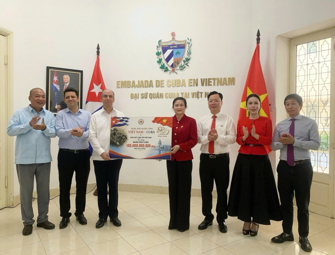 trao tien ho tro cua nhan dan viet nam danh cho nhan dan cuba hinh anh 1