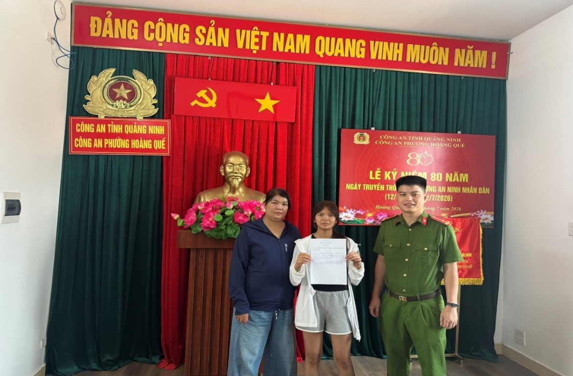Công an phường kịp thời tìm thấy bé gái người nước ngoài bị lạc ở Quảng Ninh