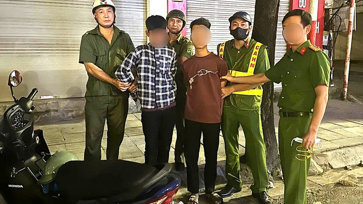 khoi to doi tuong trom xe may trong dem o ha noi hinh anh 1