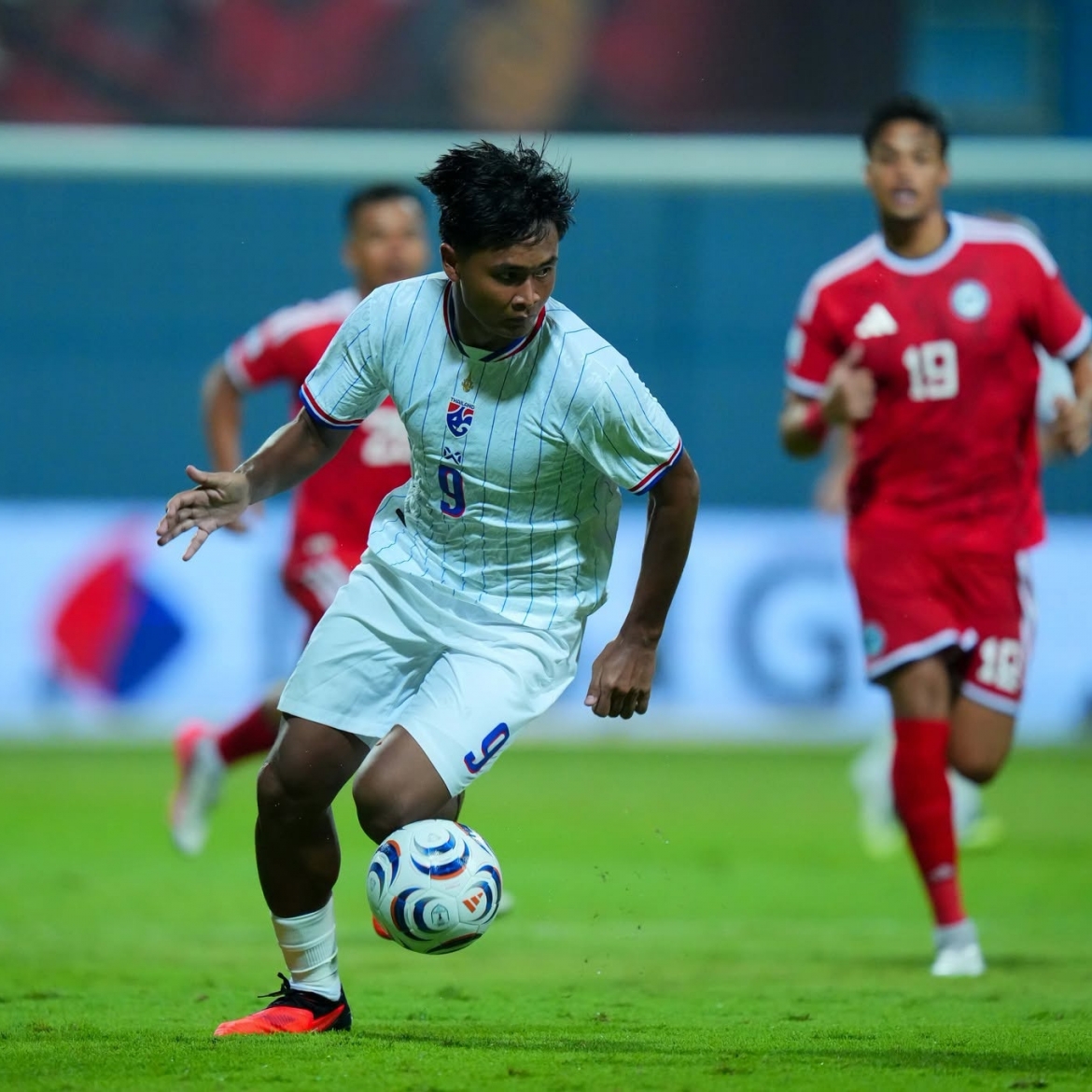 truc tiep singapore 1-3 thai lan asean cup 2026 the tran cang thang hinh anh 1
