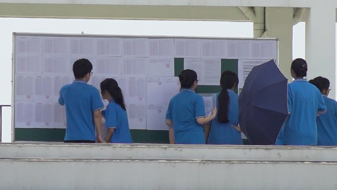 ngay dau thi lai o tuyen quang phu huynh thap thom cho con hinh anh 3