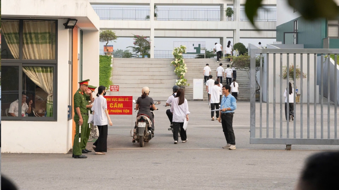 ngay dau thi lai o tuyen quang phu huynh thap thom cho con hinh anh 2
