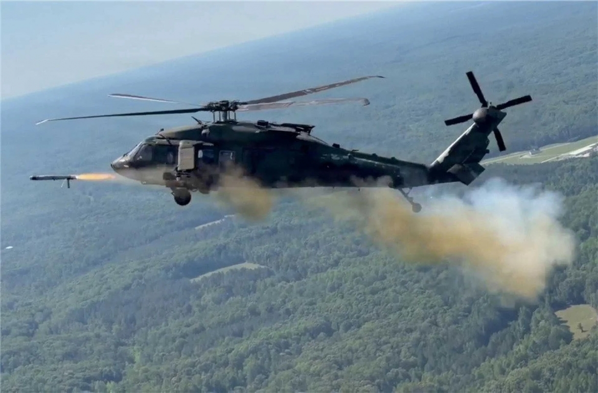 truc thang uh-60m black hawk cua my khoac ao moi trong chien tranh uav hinh anh 1