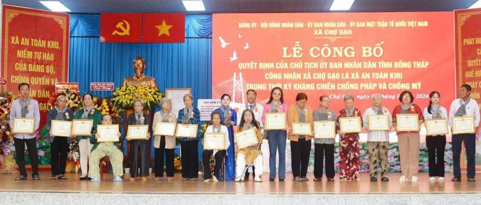 nhieu xa, phuong o Dong thap don nhan danh hieu an toan khu trong khang chien hinh anh 3