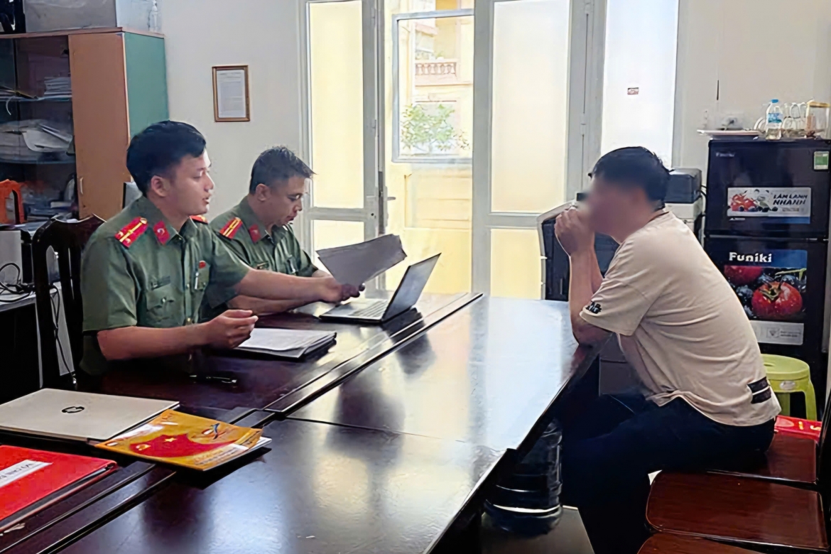 cong an ha noi xu ly mot truong hop dang tai van ban gia quyet dinh khoi to hinh anh 1