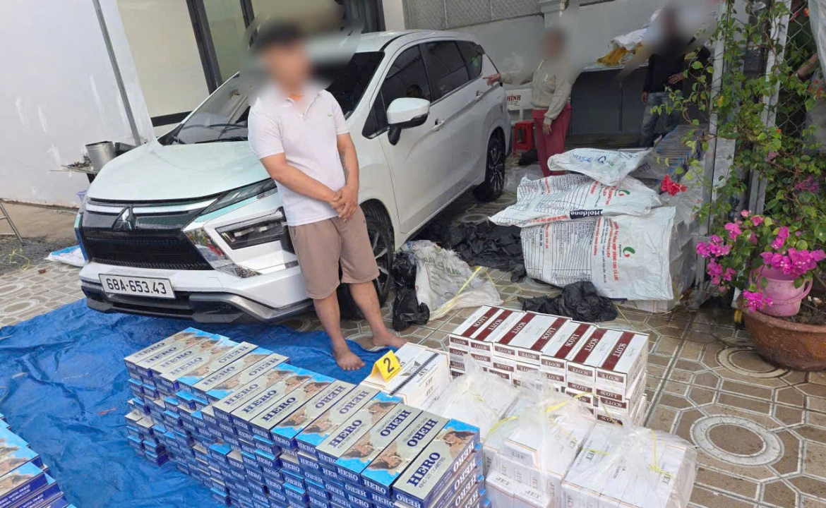 can tho bat 4 doi tuong, thu giu gan 30.000 bao thuoc la lau hinh anh 1